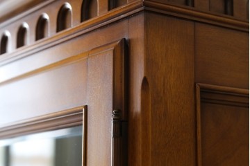 中古　美品　横浜クラシック家具　ダニエル(daniel)　希少モデル　気品と風格を兼ね備えたキャビネット　(R-062026)