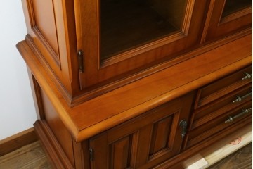 中古　美品　横浜クラシック家具　ダニエル(daniel)　希少モデル　気品と風格を兼ね備えたキャビネット　(R-062026)