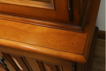 中古　美品　横浜クラシック家具　ダニエル(daniel)　希少モデル　気品と風格を兼ね備えたキャビネット　(R-062026)