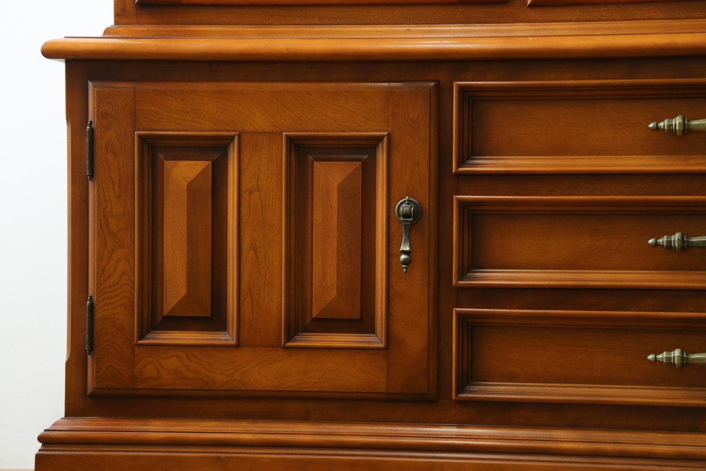 中古　美品　横浜クラシック家具　ダニエル(daniel)　希少モデル　気品と風格を兼ね備えたキャビネット　(R-062026)