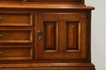中古　美品　横浜クラシック家具　ダニエル(daniel)　希少モデル　気品と風格を兼ね備えたキャビネット　(R-062026)