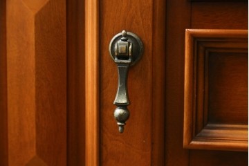 中古　美品　横浜クラシック家具　ダニエル(daniel)　希少モデル　気品と風格を兼ね備えたキャビネット　(R-062026)