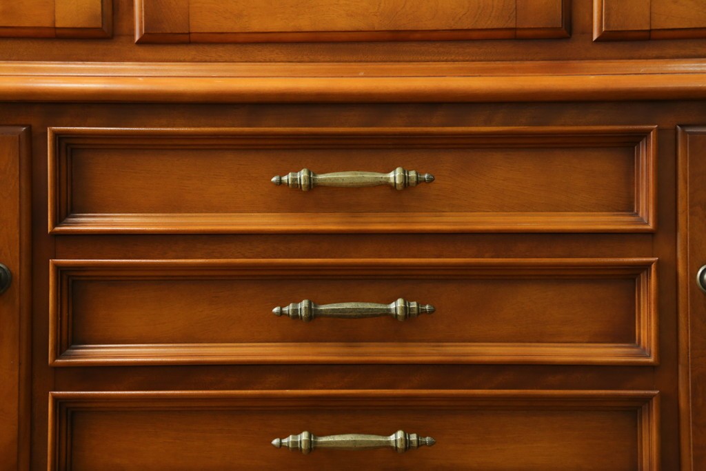 中古　美品　横浜クラシック家具　ダニエル(daniel)　希少モデル　気品と風格を兼ね備えたキャビネット　(R-062026)