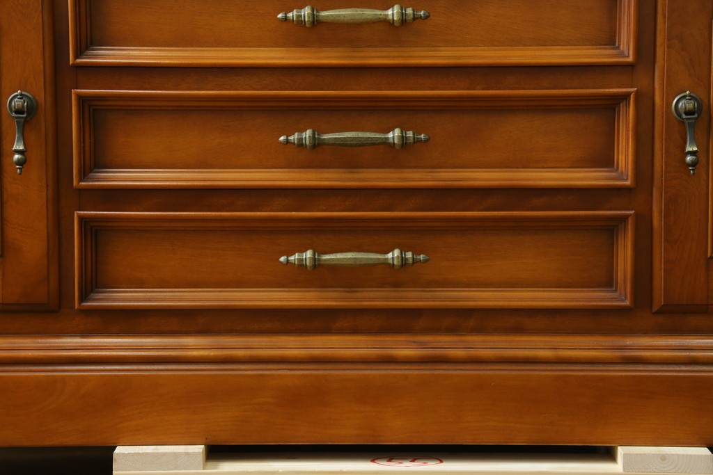 中古　美品　横浜クラシック家具　ダニエル(daniel)　希少モデル　気品と風格を兼ね備えたキャビネット　(R-062026)