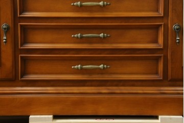 中古　美品　横浜クラシック家具　ダニエル(daniel)　希少モデル　気品と風格を兼ね備えたキャビネット　(R-062026)