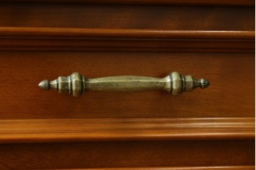 中古　美品　横浜クラシック家具　ダニエル(daniel)　希少モデル　気品と風格を兼ね備えたキャビネット　(R-062026)