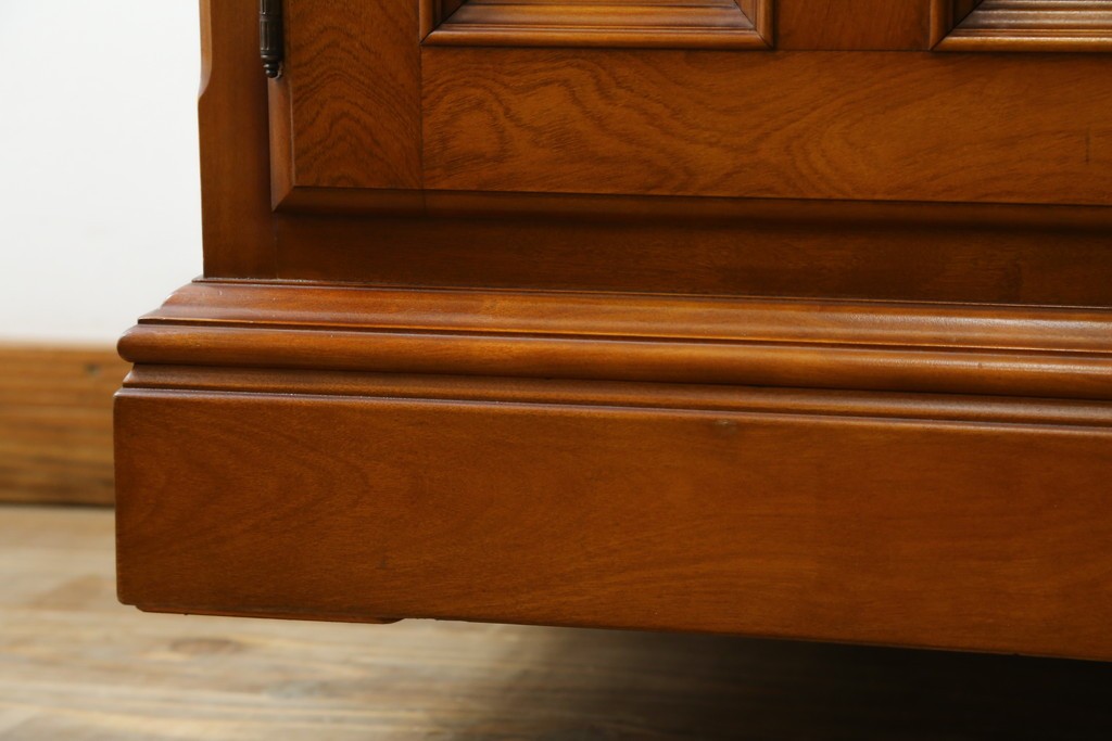 中古　美品　横浜クラシック家具　ダニエル(daniel)　希少モデル　気品と風格を兼ね備えたキャビネット　(R-062026)