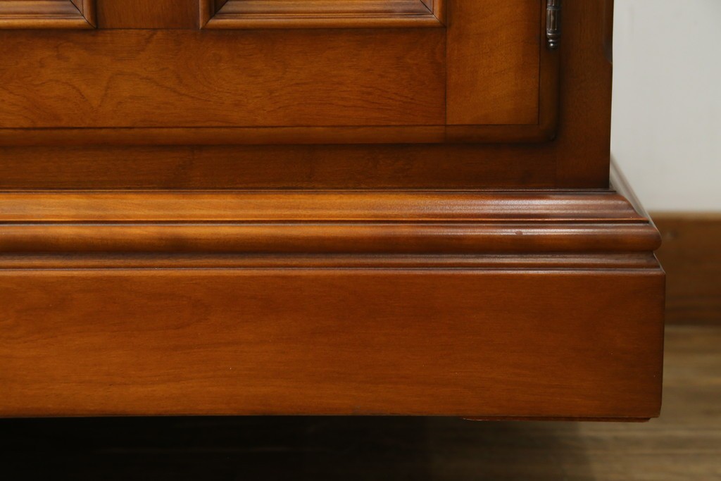 中古　美品　横浜クラシック家具　ダニエル(daniel)　希少モデル　気品と風格を兼ね備えたキャビネット　(R-062026)