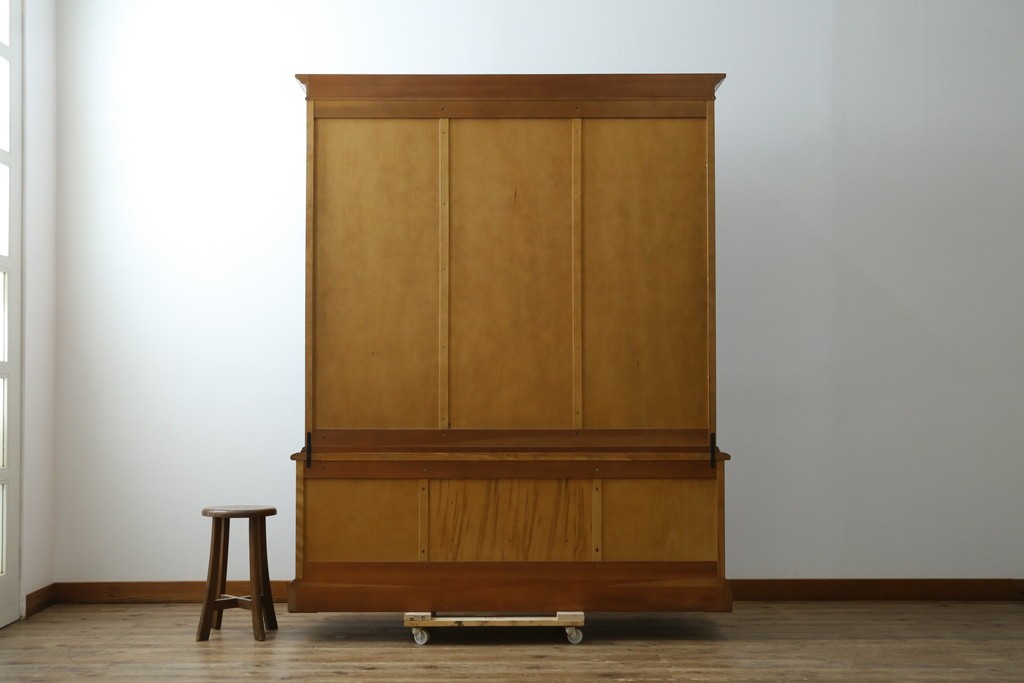 中古　美品　横浜クラシック家具　ダニエル(daniel)　希少モデル　気品と風格を兼ね備えたキャビネット　(R-062026)