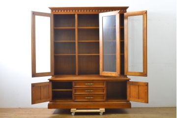 中古　美品　横浜クラシック家具　ダニエル(daniel)　希少モデル　気品と風格を兼ね備えたキャビネット(食器棚、収納棚、戸棚、カップボード、飾り棚)(R-062026)