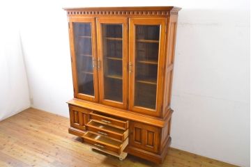 中古　美品　横浜クラシック家具　ダニエル(daniel)　希少モデル　気品と風格を兼ね備えたキャビネット(食器棚、収納棚、戸棚、カップボード、飾り棚)(R-062026)