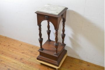 中古　アメリカ高級輸入家具　マホガニー材　天板大理石　凝った脚のデザインとシックな色合いがクラシカルなサイドテーブル(コンソールテーブル、飾り台、花台)(R-062032)