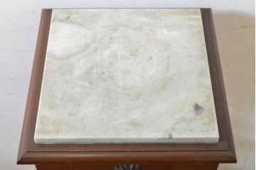 中古　アメリカ高級輸入家具　マホガニー材　天板大理石　凝った脚のデザインとシックな色合いがクラシカルなサイドテーブル(コンソールテーブル、飾り台、花台)(R-062032)