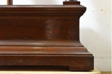 中古　アメリカ高級輸入家具　マホガニー材　天板大理石　凝った脚のデザインとシックな色合いがクラシカルなサイドテーブル(コンソールテーブル、飾り台、花台)(R-062032)