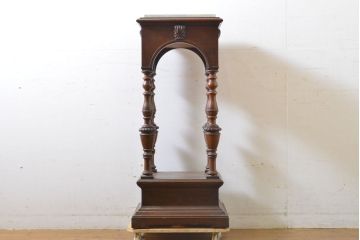 中古　アメリカ高級輸入家具　マホガニー材　天板大理石　凝った脚のデザインとシックな色合いがクラシカルなサイドテーブル(コンソールテーブル、飾り台、花台)(R-062032)