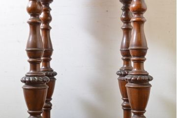 中古　アメリカ高級輸入家具　マホガニー材　天板大理石　凝った脚のデザインとシックな色合いがクラシカルなサイドテーブル(コンソールテーブル、飾り台、花台)(R-062032)