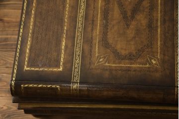 中古　MAITLAND-SMITH(メートランドスミス)　洋書を重ねた様なデザインがお洒落!!アンティーク風インテリアにもおすすめなブックカクテルテーブル(センターテーブル、ローテーブル、カフェテーブル、コーヒーテーブル)(定価約36万円)(R-062041)