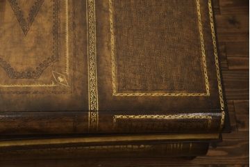 中古　MAITLAND-SMITH(メートランドスミス)　洋書を重ねた様なデザインがお洒落!!アンティーク風インテリアにもおすすめなブックカクテルテーブル(センターテーブル、ローテーブル、カフェテーブル、コーヒーテーブル)(定価約36万円)(R-062041)