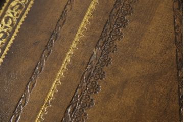 中古　MAITLAND-SMITH(メートランドスミス)　洋書を重ねた様なデザインがお洒落!!アンティーク風インテリアにもおすすめなブックカクテルテーブル(センターテーブル、ローテーブル、カフェテーブル、コーヒーテーブル)(定価約36万円)(R-062041)
