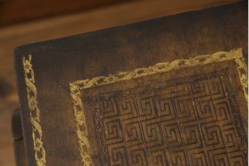 中古　MAITLAND-SMITH(メートランドスミス)　洋書を重ねた様なデザインがお洒落!!アンティーク風インテリアにもおすすめなブックカクテルテーブル(センターテーブル、ローテーブル、カフェテーブル、コーヒーテーブル)(定価約36万円)(R-062041)