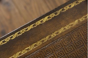 中古　MAITLAND-SMITH(メートランドスミス)　洋書を重ねた様なデザインがお洒落!!アンティーク風インテリアにもおすすめなブックカクテルテーブル(センターテーブル、ローテーブル、カフェテーブル、コーヒーテーブル)(定価約36万円)(R-062041)