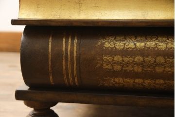 中古　MAITLAND-SMITH(メートランドスミス)　洋書を重ねた様なデザインがお洒落!!アンティーク風インテリアにもおすすめなブックカクテルテーブル(センターテーブル、ローテーブル、カフェテーブル、コーヒーテーブル)(定価約36万円)(R-062041)