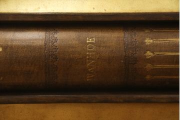 中古　MAITLAND-SMITH(メートランドスミス)　洋書を重ねた様なデザインがお洒落!!アンティーク風インテリアにもおすすめなブックカクテルテーブル(センターテーブル、ローテーブル、カフェテーブル、コーヒーテーブル)(定価約36万円)(R-062041)