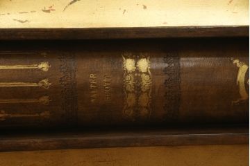 中古　MAITLAND-SMITH(メートランドスミス)　洋書を重ねた様なデザインがお洒落!!アンティーク風インテリアにもおすすめなブックカクテルテーブル(センターテーブル、ローテーブル、カフェテーブル、コーヒーテーブル)(定価約36万円)(R-062041)
