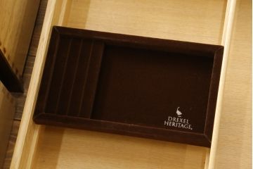 中古　美品　DREXEL HERITAGE(ドレクセルヘリテイジ)　Triune(トライユン)　気品溢れるエレガントなマホガニー材製チェスト(引き出し、サイドボード、サイドチェスト)(R-062042)