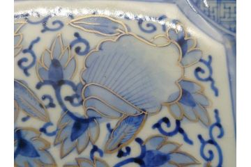 江戸期　古伊万里　染付　金彩　7.6寸皿　約23　食卓のアクセントになる印象的なフォルムの隅切り四方角皿(七寸六分、深皿、変形皿、中皿、和食器、和皿)(R-062046)