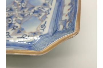 江戸期　古伊万里　染付　金彩　7.6寸皿　約23　食卓のアクセントになる印象的なフォルムの隅切り四方角皿(七寸六分、深皿、変形皿、中皿、和食器、和皿)(R-062046)