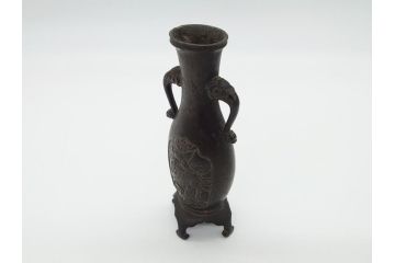 古玩　古銅　麒麟と亀の図　使い込むほどに深みが出る両取っ手付きの花瓶(花器、四つ脚、一輪挿し)(R-062050)