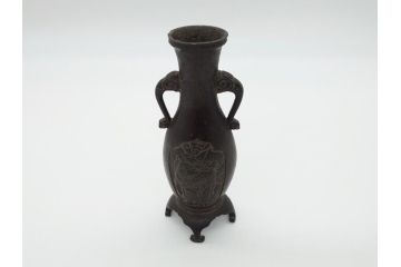 古玩　古銅　麒麟と亀の図　使い込むほどに深みが出る両取っ手付きの花瓶(花器、四つ脚、一輪挿し)(R-062050)