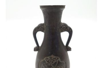 古玩　古銅　麒麟と亀の図　使い込むほどに深みが出る両取っ手付きの花瓶(花器、四つ脚、一輪挿し)(R-062050)