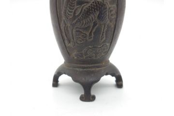 古玩　古銅　麒麟と亀の図　使い込むほどに深みが出る両取っ手付きの花瓶(花器、四つ脚、一輪挿し)(R-062050)