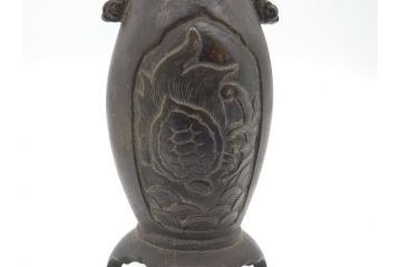 古玩　古銅　麒麟と亀の図　使い込むほどに深みが出る両取っ手付きの花瓶(花器、四つ脚、一輪挿し)(R-062050)