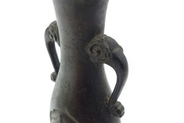 古玩　古銅　麒麟と亀の図　使い込むほどに深みが出る両取っ手付きの花瓶(花器、四つ脚、一輪挿し)(R-062050)