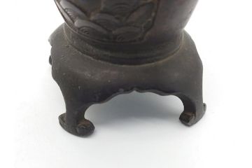 古玩　古銅　麒麟と亀の図　使い込むほどに深みが出る両取っ手付きの花瓶(花器、四つ脚、一輪挿し)(R-062050)