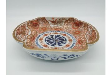 上手物　江戸期　古伊万里　大明成化年製　染付　色絵　花文　鳳凰　8.6寸皿　約26　色彩とフォルムの美しさが食卓に華やかさを演出する変形皿(八寸六分、深皿、和食器、花唐草、和皿)(R-062051)