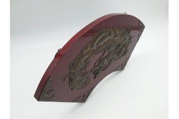 手打ち金具　昭和期　漆塗り　雲龍文　仙台箪笥の金具を使った扇型飾り(壁掛け)(R-062052)