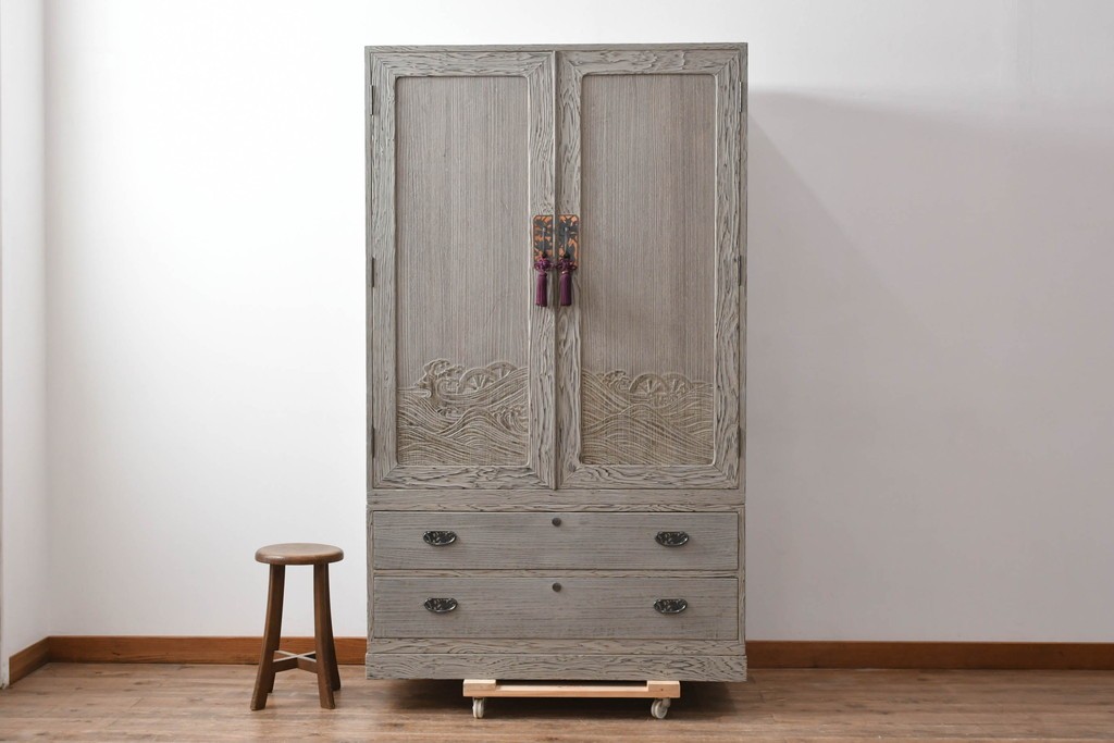 和製ヴィンテージ　希少!　国産　職人　浮造り　彫刻入りの特注総桐箪笥　(R-062063)