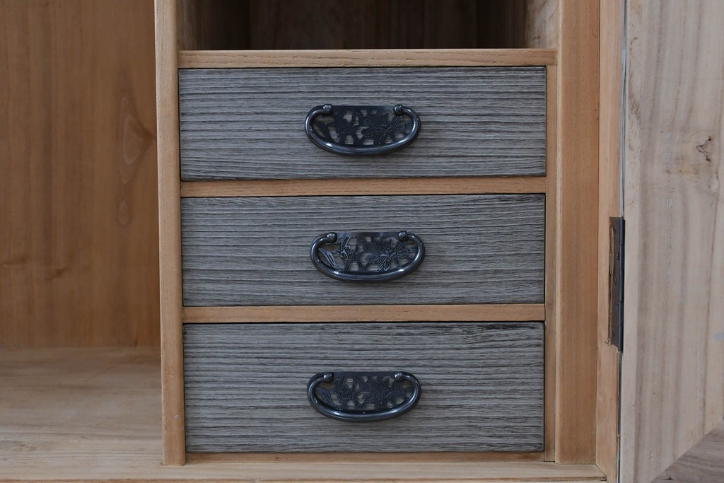 和製ヴィンテージ　希少!　国産　職人　浮造り　彫刻入りの特注総桐箪笥　(R-062063)