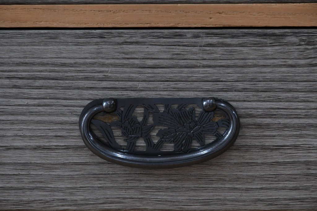 和製ヴィンテージ　希少!　国産　職人　浮造り　彫刻入りの特注総桐箪笥　(R-062063)