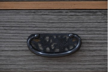 和製ヴィンテージ　希少!　国産　職人　浮造り　彫刻入りの特注総桐箪笥　(R-062063)