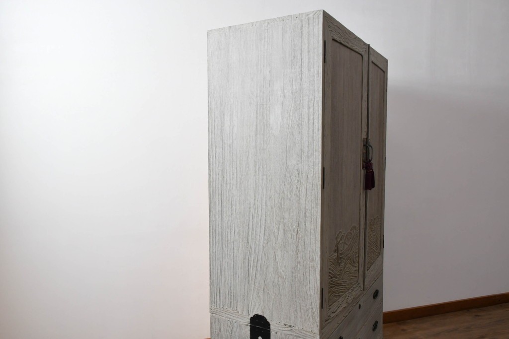 和製ヴィンテージ　希少!　国産　職人　浮造り　彫刻入りの特注総桐箪笥　(R-062063)