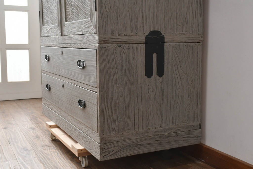 和製ヴィンテージ　希少!　国産　職人　浮造り　彫刻入りの特注総桐箪笥　(R-062063)