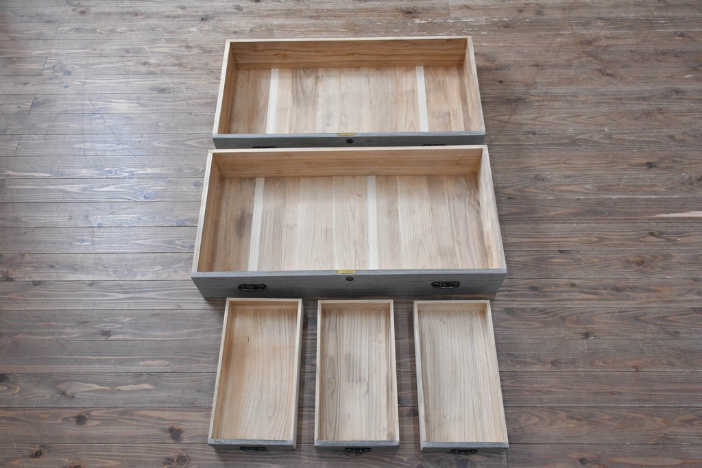 和製ヴィンテージ　希少!　国産　職人　浮造り　彫刻入りの特注総桐箪笥　(R-062063)