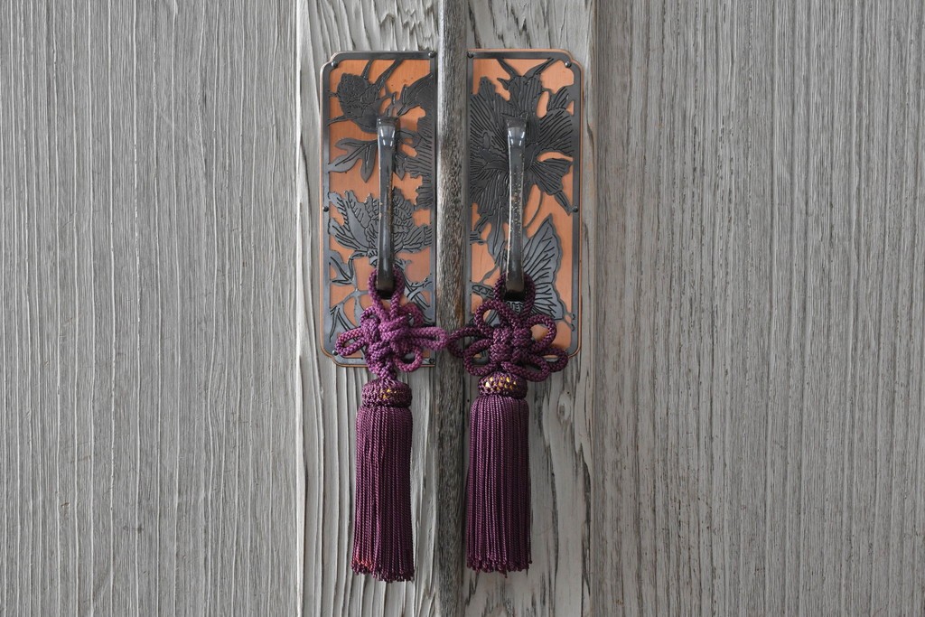 和製ヴィンテージ　希少!　国産　職人　浮造り　彫刻入りの特注総桐箪笥　(R-062063)