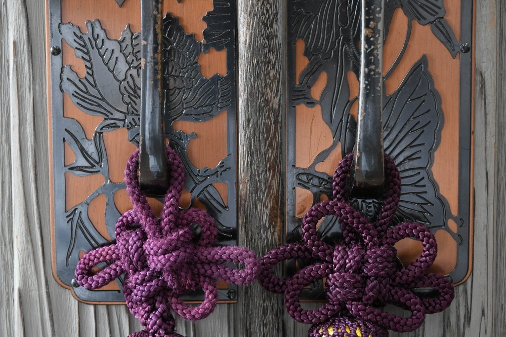 和製ヴィンテージ　希少!　国産　職人　浮造り　彫刻入りの特注総桐箪笥　(R-062063)