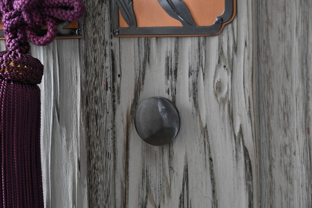 和製ヴィンテージ　希少!　国産　職人　浮造り　彫刻入りの特注総桐箪笥　(R-062063)